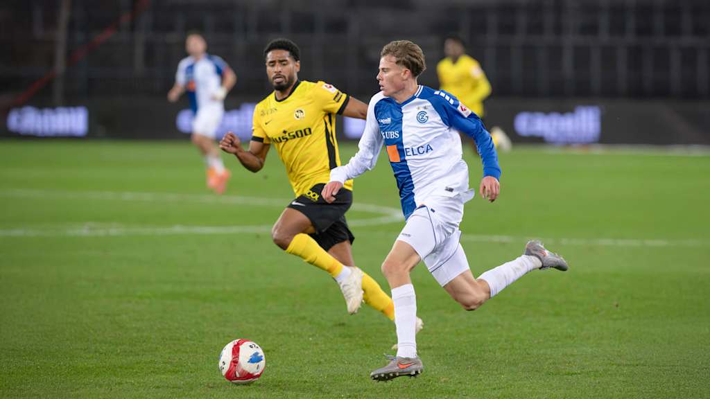 Jonathan Asp Jensen dribbelt im Trikot der Grasshopper Zürich.