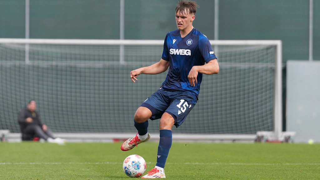 Paul Scholl passt den Ball.