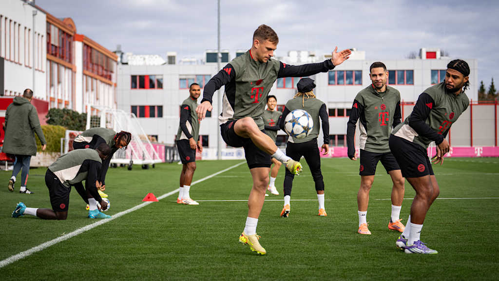 Joshua Kimmich jongliert mit einem Ball vor dem Abschlusstraining des FC Bayern vor dem Champions League-Spiel gegen Paris Saint-Germain.