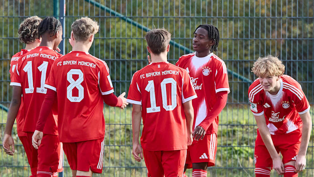 Die FC Bayern U17 bejubelt einen Treffer.