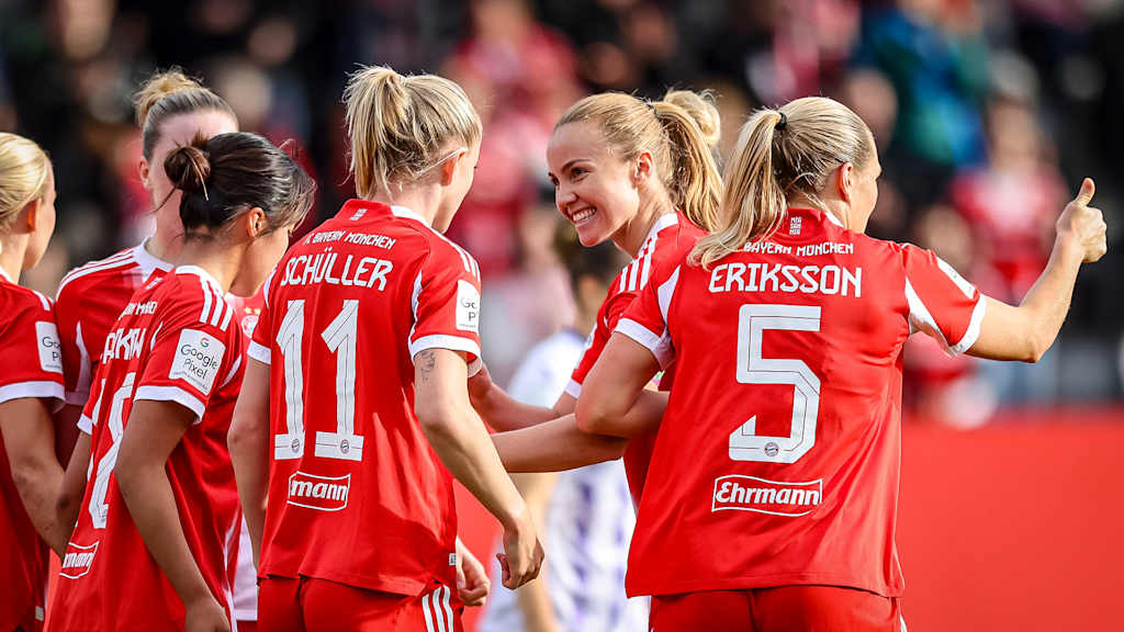 Glódís Perla Viggósdóttir und ihre Teamkolleginnen jubeln während des Heimspiels der FC Bayern Frauen in der Google Pixel Frauen-Bundesliga gegen die SGS Essen