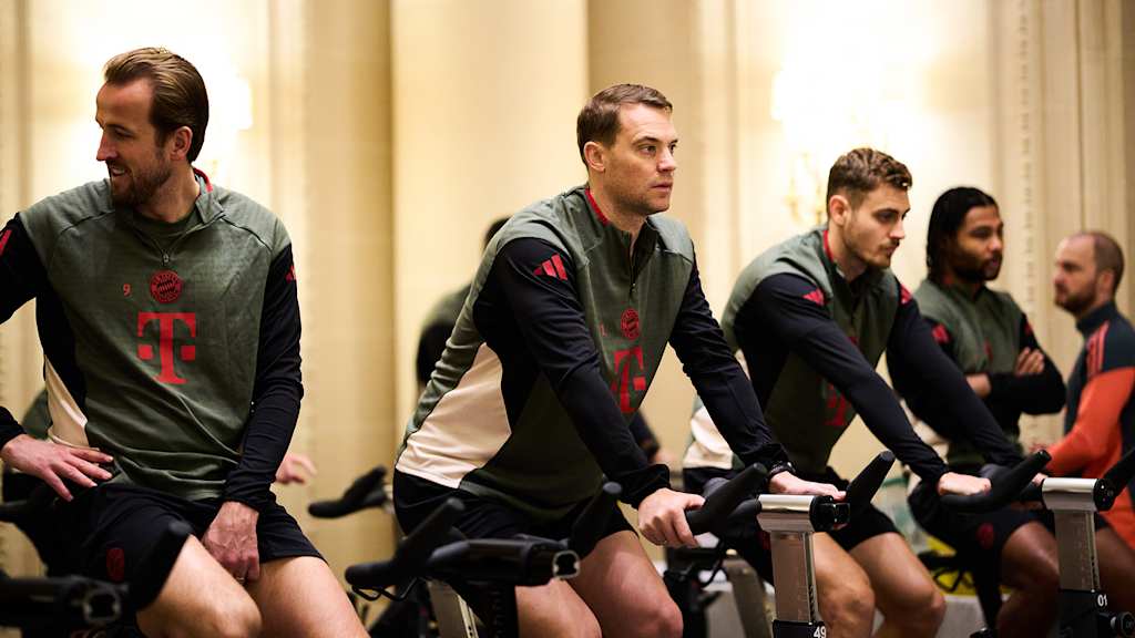 Manuel Neuer beim Anschwitzen vor dem Champions League-Spiel des FC Bayern gegen Paris Saint-Germain