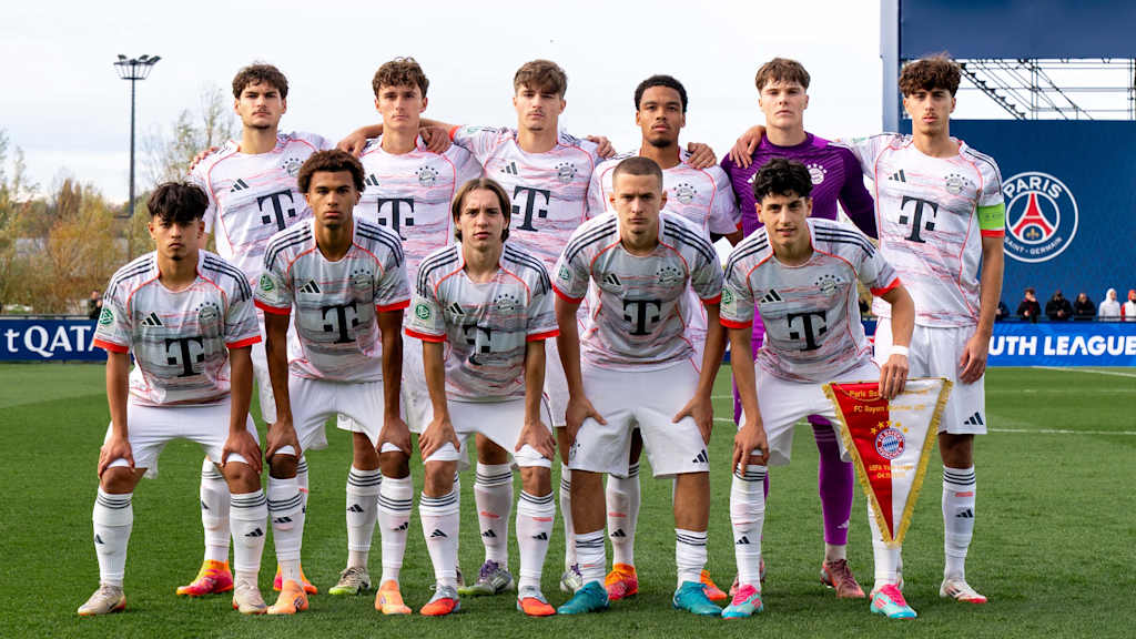 Die Startelf der FC Bayern U19 posiert für ein Teamfoto.