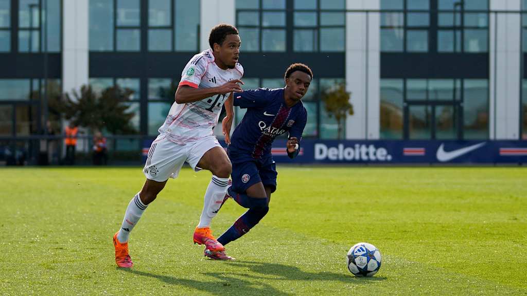 Chivano Wijks legt sich den Ball am Gegenspieler vorbei.