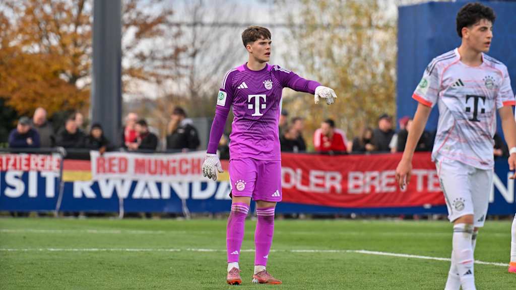 Torhüter Leon Klanac streckt seinen linken Arm aus.