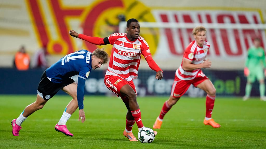 Ilyas Ansah dribbelt im DFB-Pokalspiel von Union Berlin gegen Arminia Bielefeld mit dem Ball.