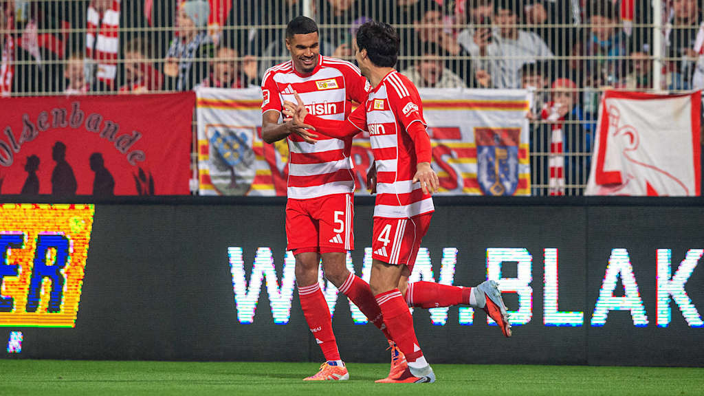 Spieler von Union Berlin bejubeln ein Tor.