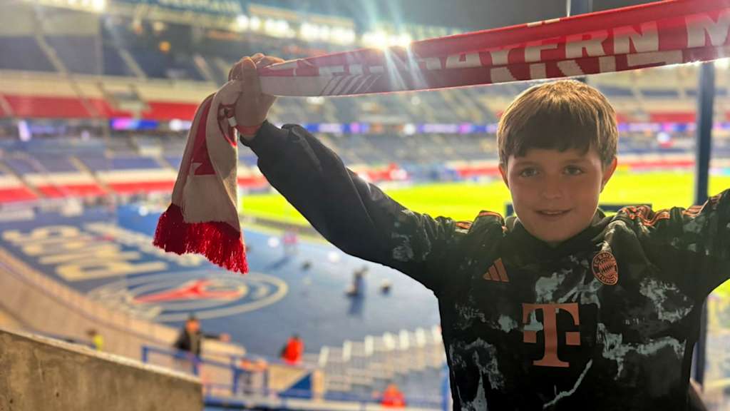 Ein junger FC Bayern-Fan im Pariser Prinzenparkstadion