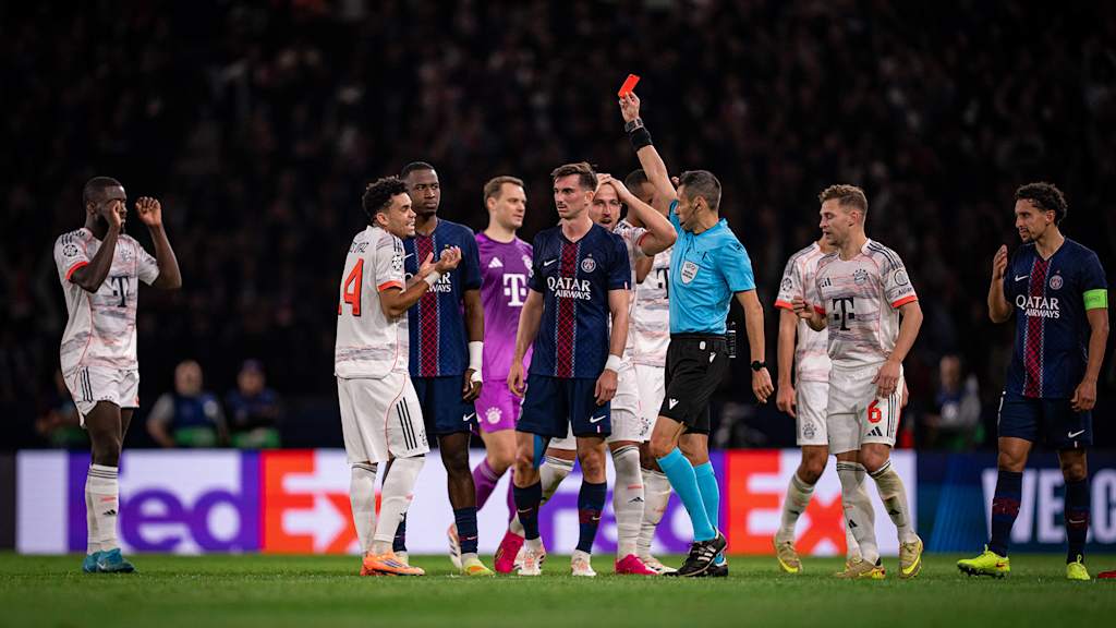 Luis Diaz sieht die Rote Karte im Champions League-Spiel des FC Bayern bei Paris Saint-Germain