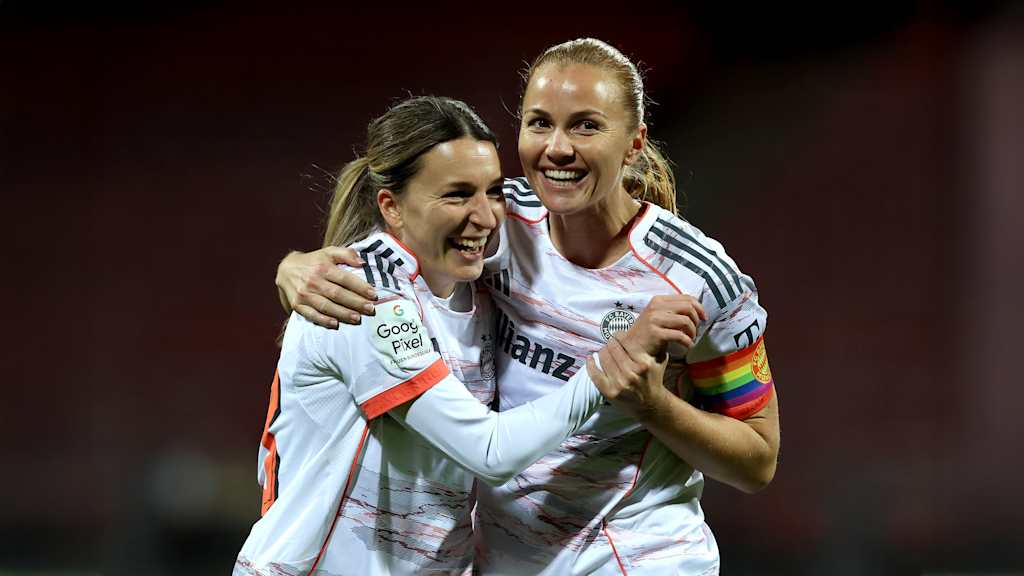 Barbara Dunst und Glodis Viggosdottir herzen sich im Zuge des Auswärtsspiels beim 1. FC Nürnberg.