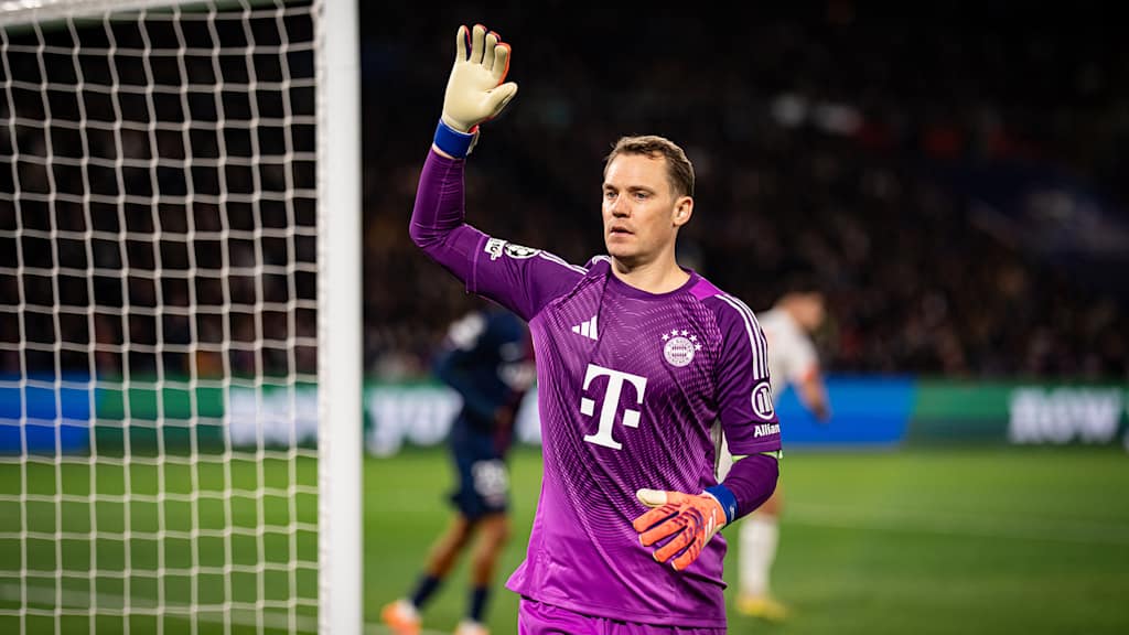 Manuel Neuer hebt die Hand im Champions League-Spiel des FC Bayern bei Paris Saint-Germain