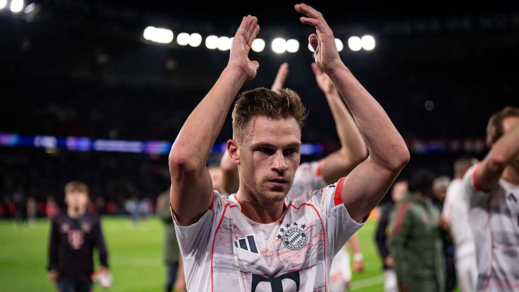 Joshua Kimmich jubelt nach dem Spiel bei PSG mit den Fans