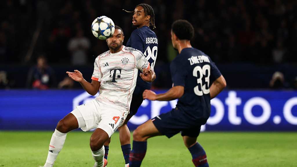 Jonathan Tah im Zweikampf mit Bradley Barcola im Champions League-Spiel des FC Bayern bei Paris Saint-Germain
