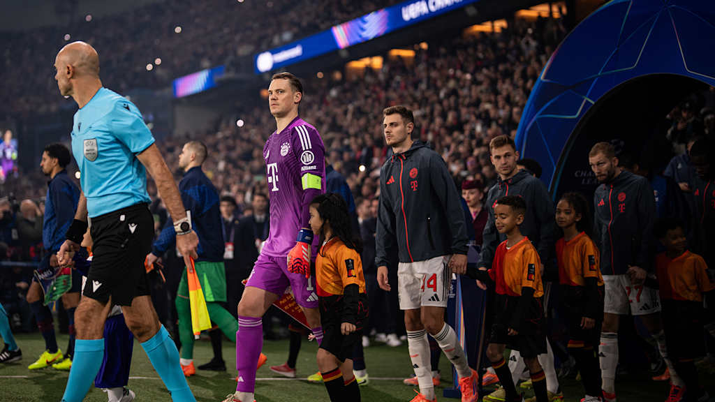 Spieler des FC Bayern laufen in das Stadion von PSG ein