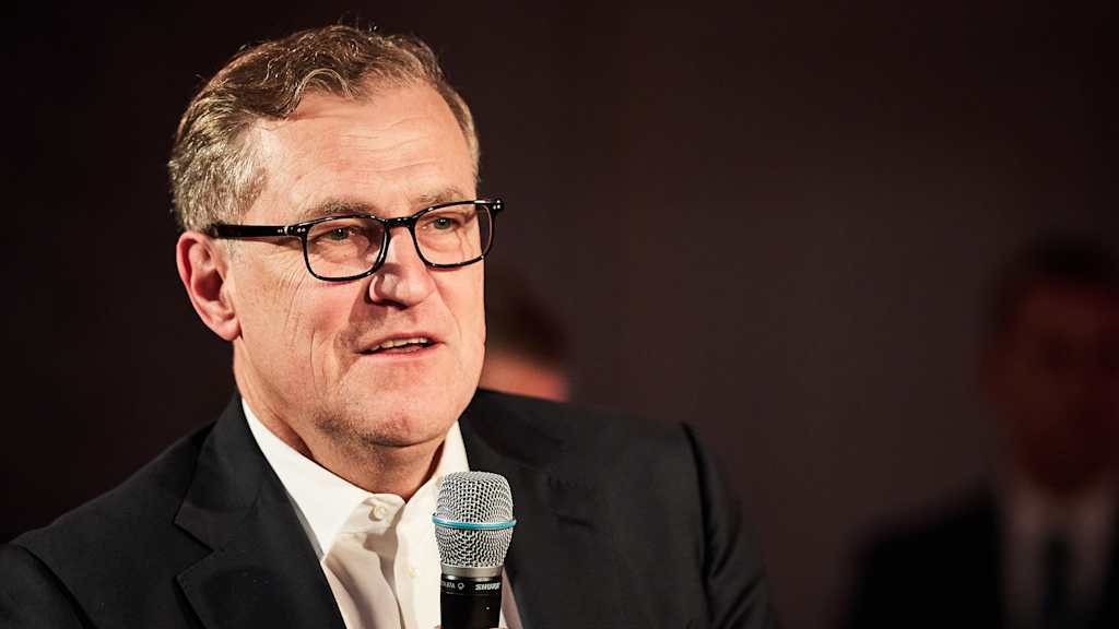 Jan-Christian Dreesen bei seiner Bankettrede nach dem Champions League-Spiel des FC Bayern in Paris