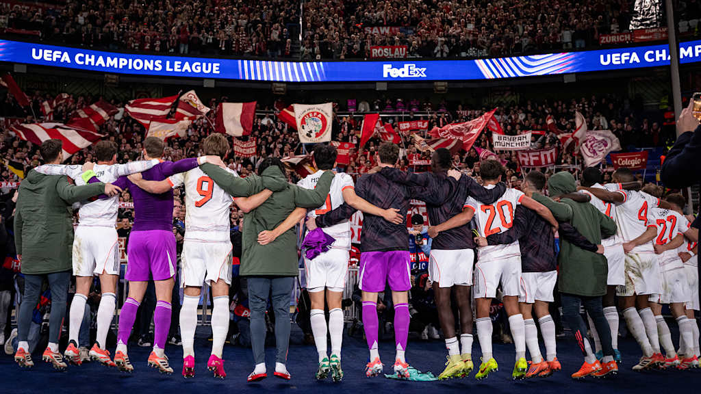 Spieler des FC Bayern feiern mit den Fans in der Kurve nach dem Spiel in Paris