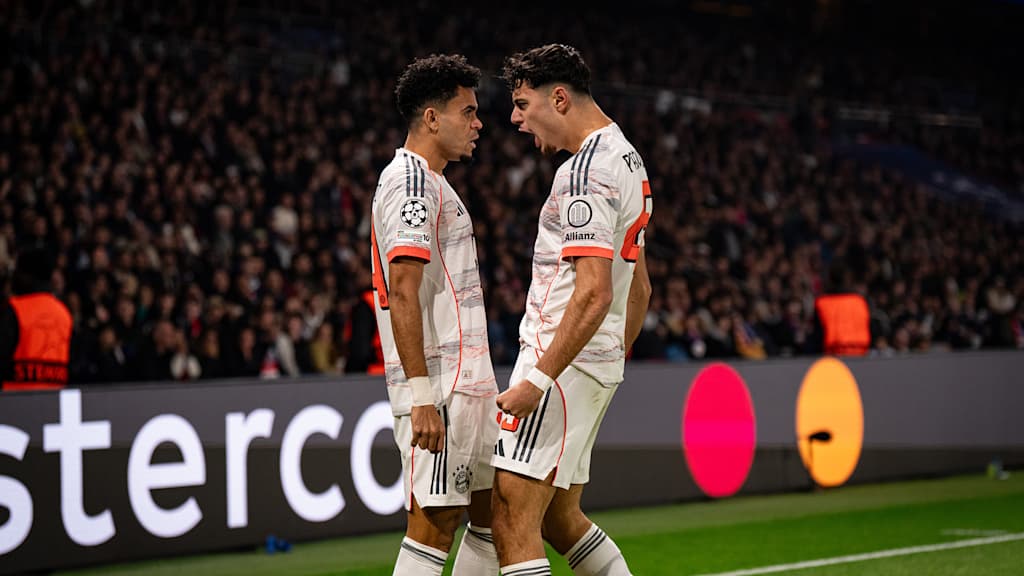 Luis Diaz jubelt mit Aleksandar Pavlovic nach dem 1:0 des FC Bayern im Champions League-Spiel bei Paris Saint-Germain