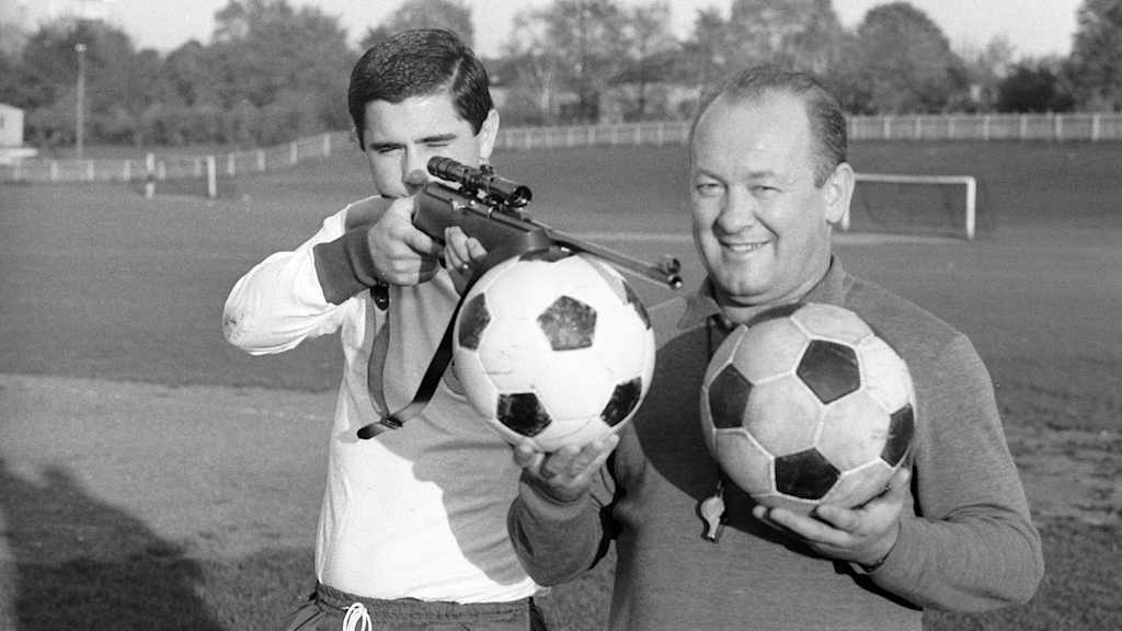 Mann, der konnte schießen! Gerd Müller 1966 mit Trainer Tschik Čajkovski.