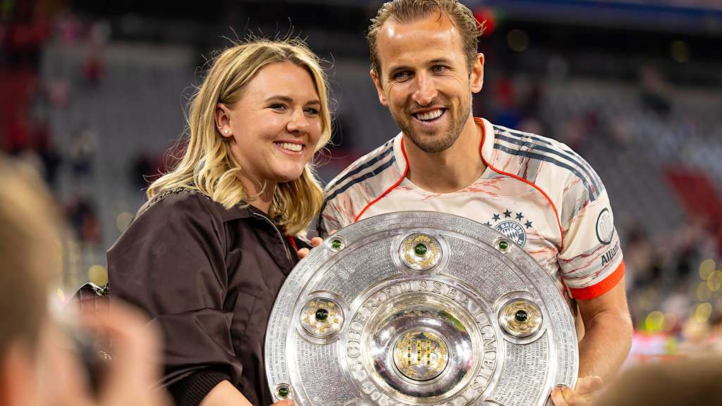 Meisterliches Paar, endlich! Katie und Harry Kane 2025 mit der Schale.