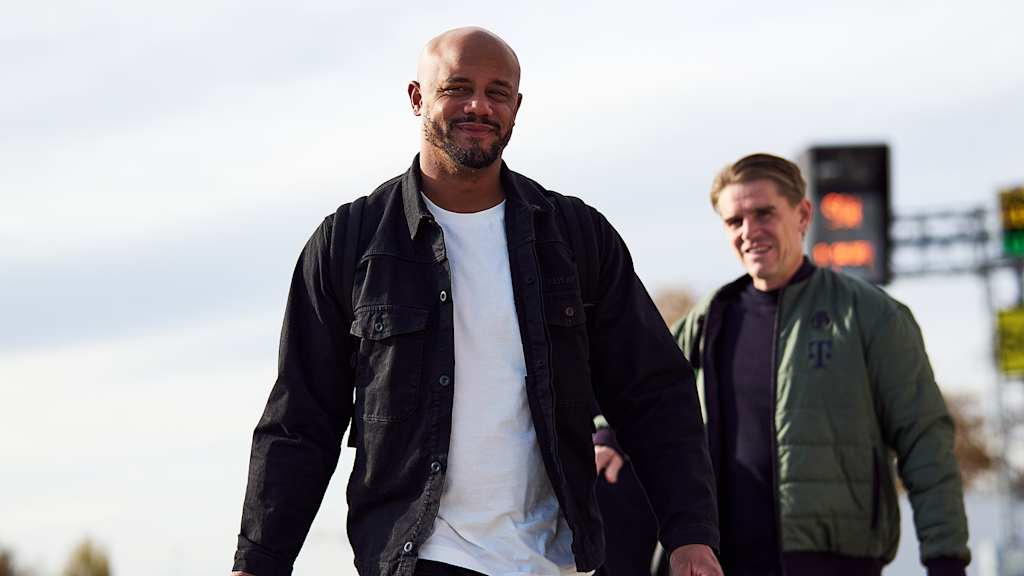 Vincent Kompany auf dem Weg zum Flugzeug in Paris zurück nach München