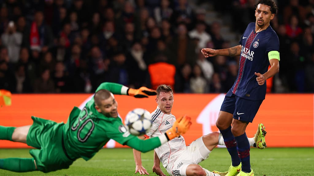 Joshua Kimmich blickt seinem Torschuss hinterher im Champions League-Spiel des FC Bayern bei Paris Saint-Germain