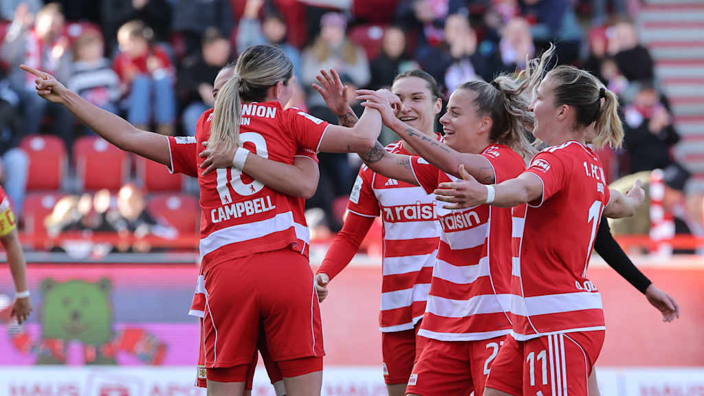 Mehrere Spielerinnen von Union Berlin jubeln gemeinsam.