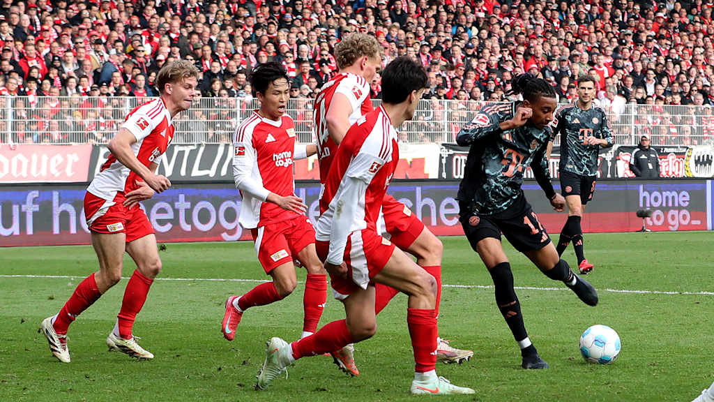 Michael Olise behauptet den Ball gegen eine ganze Schar an Union-Verteidigern