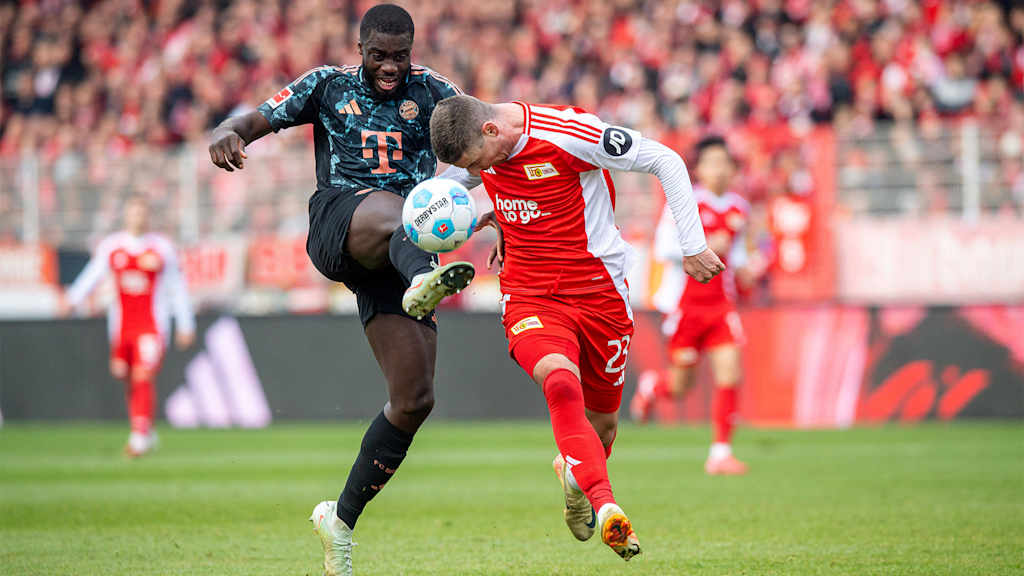 Dayot Upamecano (FC Bayern Muenchen) und Andrej Ilic (1. FC Union Berlin) kaempfen um den Ball