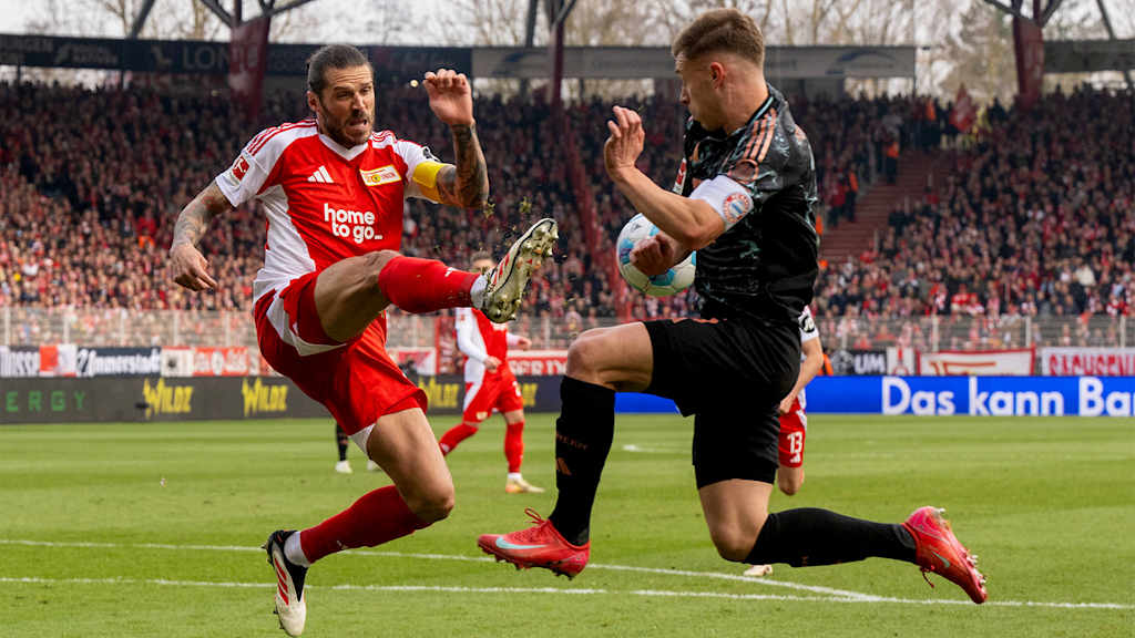 Christopher Trimmel und Joshua Kimmich kämpfen um den Ball im Bundesliga-Spiel Union Berlin vs. FC Bayern