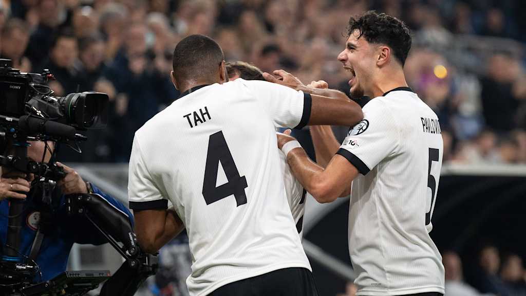 Jonathan Tah und Aleksandar Pavlovic bejubeln ein Tor im Spiel der deutschen Nationalmannschaft gegen Luxemburg.