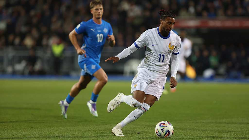 Michael Olise am Ball im Länderspiel der Franzosen in Island.