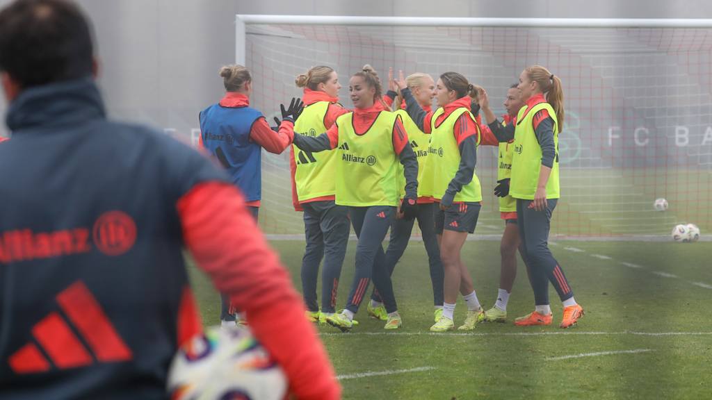 Die FC Bayern Frauen klatschen nach der Trainingseinheit untereinander ab.
