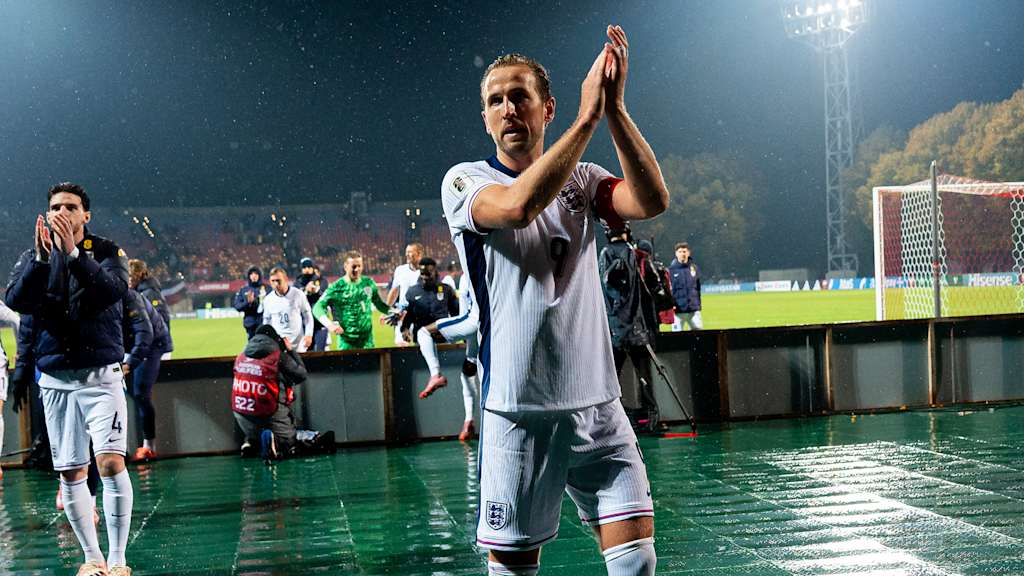 Harry Kane applaudiert nach geglückter WM-Qualifikation in Richtung der Fans in Riga