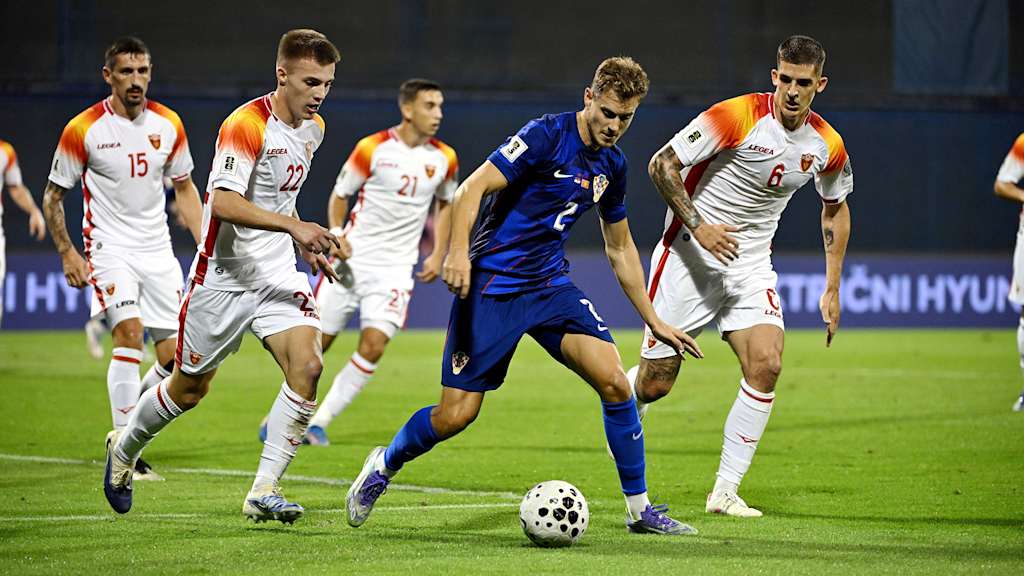 Josip Stanisic im Zweikampf mit Spielern von Montenegro