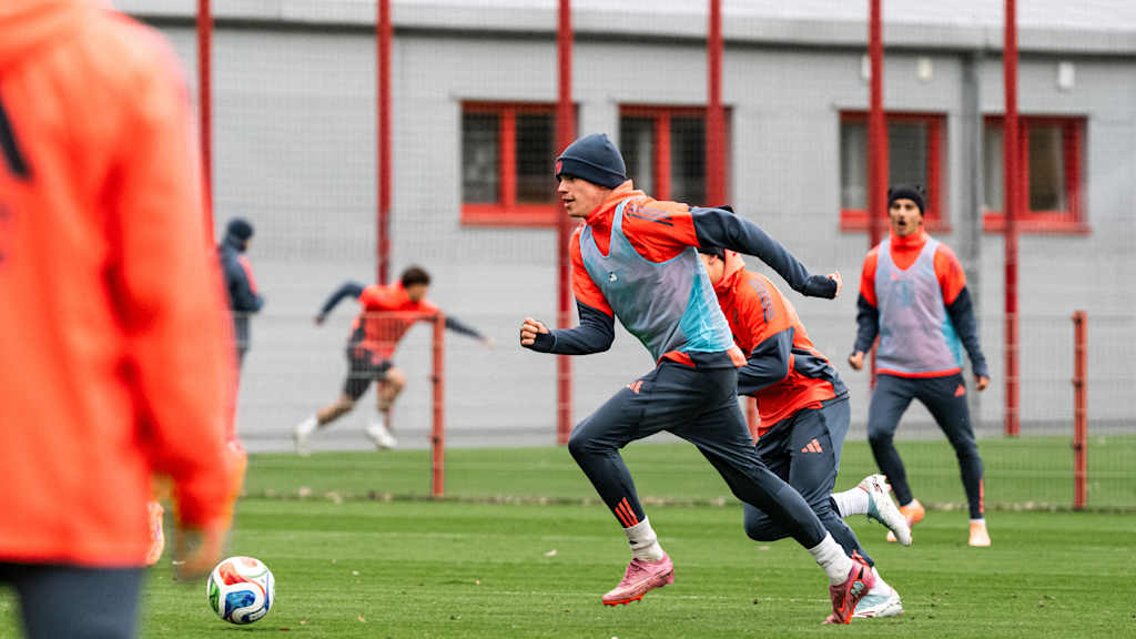 Guido Della Rovere führt den Ball am Fuß im Training der FC Bayern Amateure.
