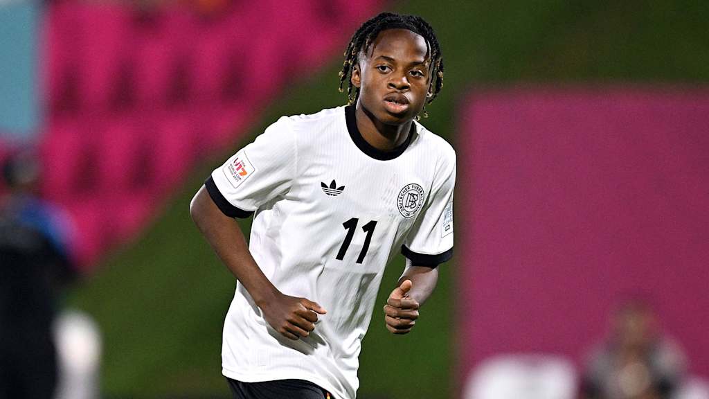 Wisdom Mike schaut im Nationaltrikot in die Luft.