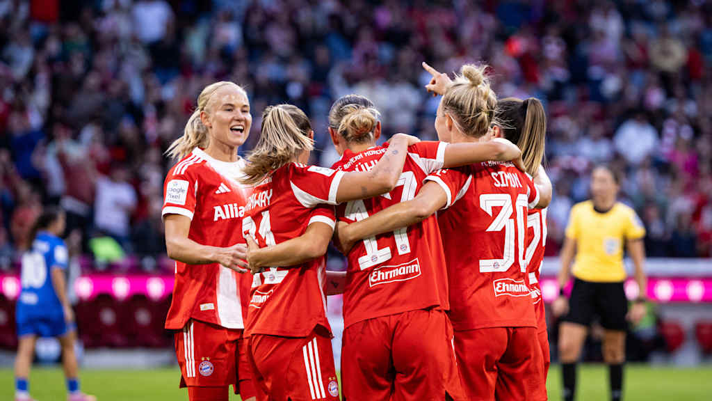 Die FC Bayern Frauen bejubeln den Sieg über Bayer 04 Leverkusen