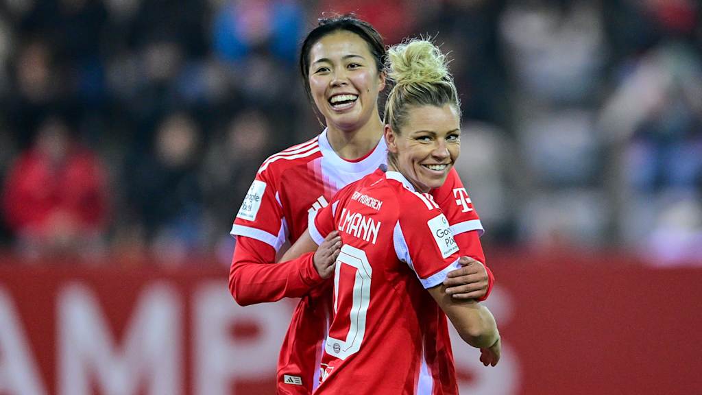 Linda Dallmann und Momoko Tanikawa bejubeln ein Tor gegen Union Berlin.