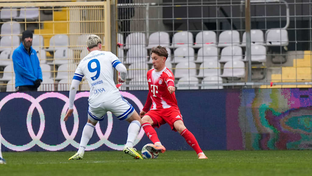 Tim Binder führt den Ball am Fuß.