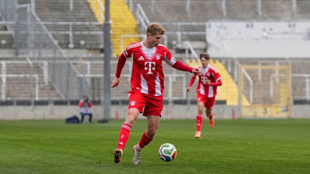 Anton Heinz schaut auf den Ball an seinem Fuß.