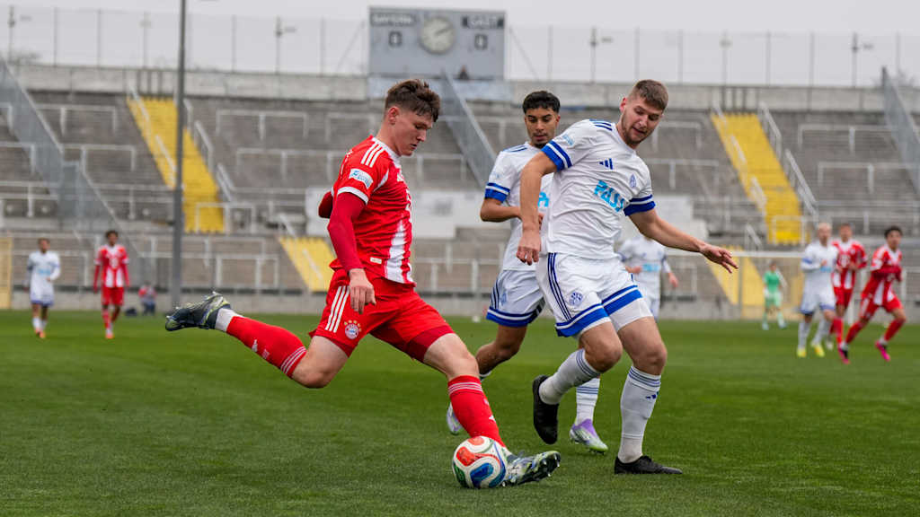 Richard Meier flankt den Ball.