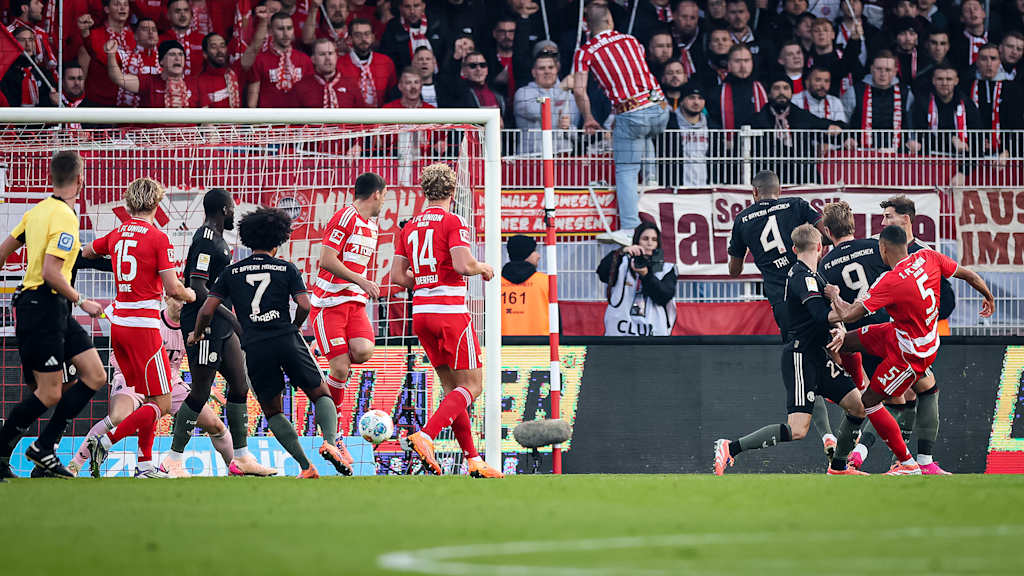 Manuel Neuer rutscht der Ball durch während des Auswärtsspiels des FC Bayern in der Bundesliga bei Union Berlin