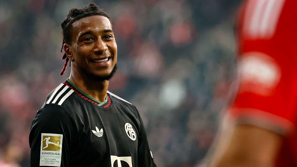 Michael Olise lacht während des Auswärtsspiels des FC Bayern in der Bundesliga bei Union Berlin