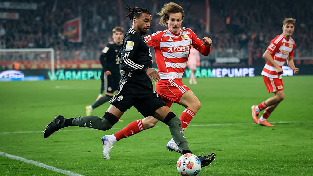 Michael Olise mit Ball am Fuß während des Auswärtsspiels des FC Bayern in der Bundesliga bei Union Berlin