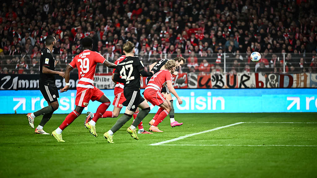 Harry Kane köpft den Ball zum Ausgleich ins Netz während des Auswärtsspiels des FC Bayern in der Bundesliga bei Union Berlin