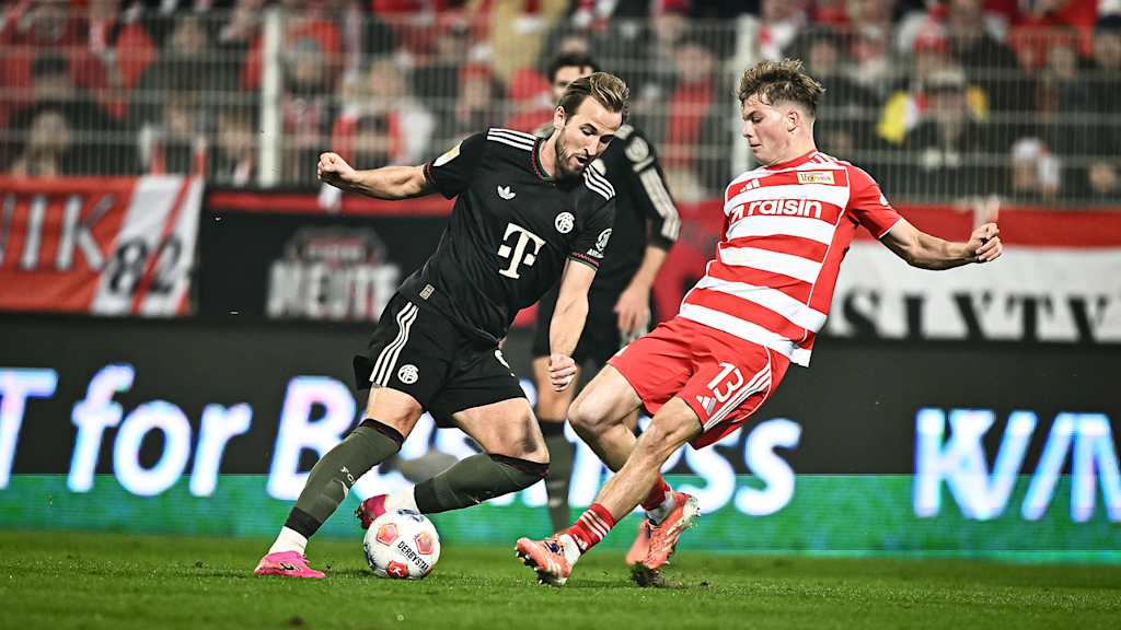 Harry Kane im Zweikampf während des Auswärtsspiels des FC Bayern in der Bundesliga bei Union Berlin