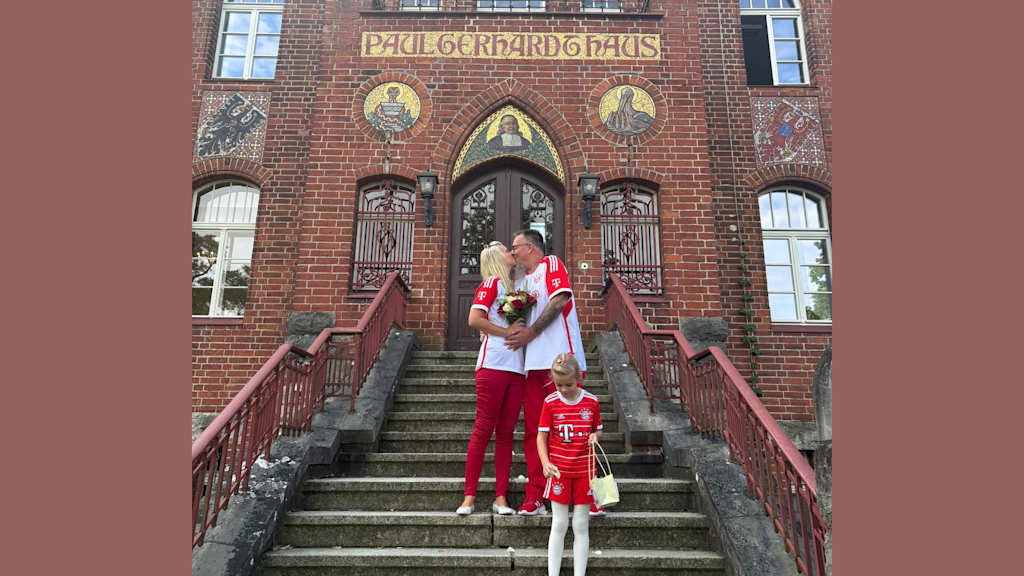 Zwei Bayern-Fans verlassen das Standesamt nach der Hochzeit in Rot-Weiß