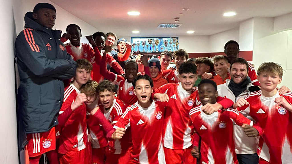 Die U15 des FC Bayern jubelt gemeinsam in der Kabine.