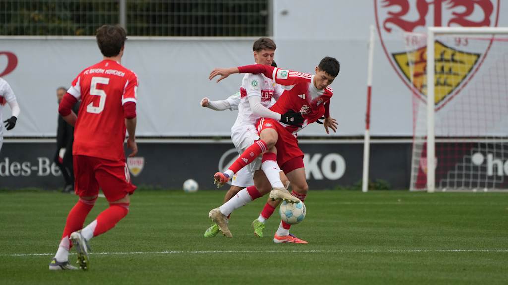 Deni Zubovic führt einen Zweikampf gegen einen Spieler des VfB Stuttgart.