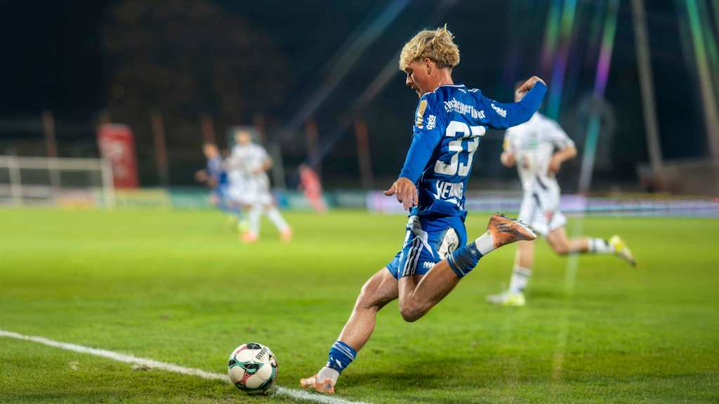 Maximilian Hennig schlägt eine Flanke im Trikot des TSV Hartberg.